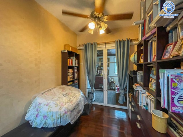 *****บ้านเดี่ยวมือสองย่านปทุมธานี ม.กฤษดานคร19 พหลโยธิน เนื้อที่กว้างขวางมากถึง 163 ตร.ว. ฟังก์ชัน 4 ห้องนอน 3 ห้องน้ำ ที่จอดรถ 2 คัน พร้อมเข้าอยู่ พื้นที่กว้างขวาง บนทำเลเดินทางสะดวก ใกล้รถไฟฟ้าสายสีแดง "สถานีฟิวเจอร์พาร์ค รังสิต" และทางด่วน "รังสิต"